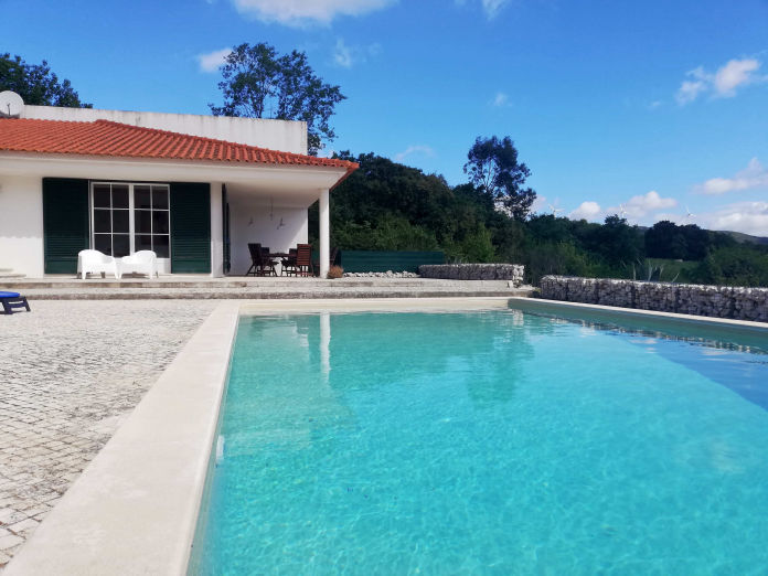 Het zwembad van de villa